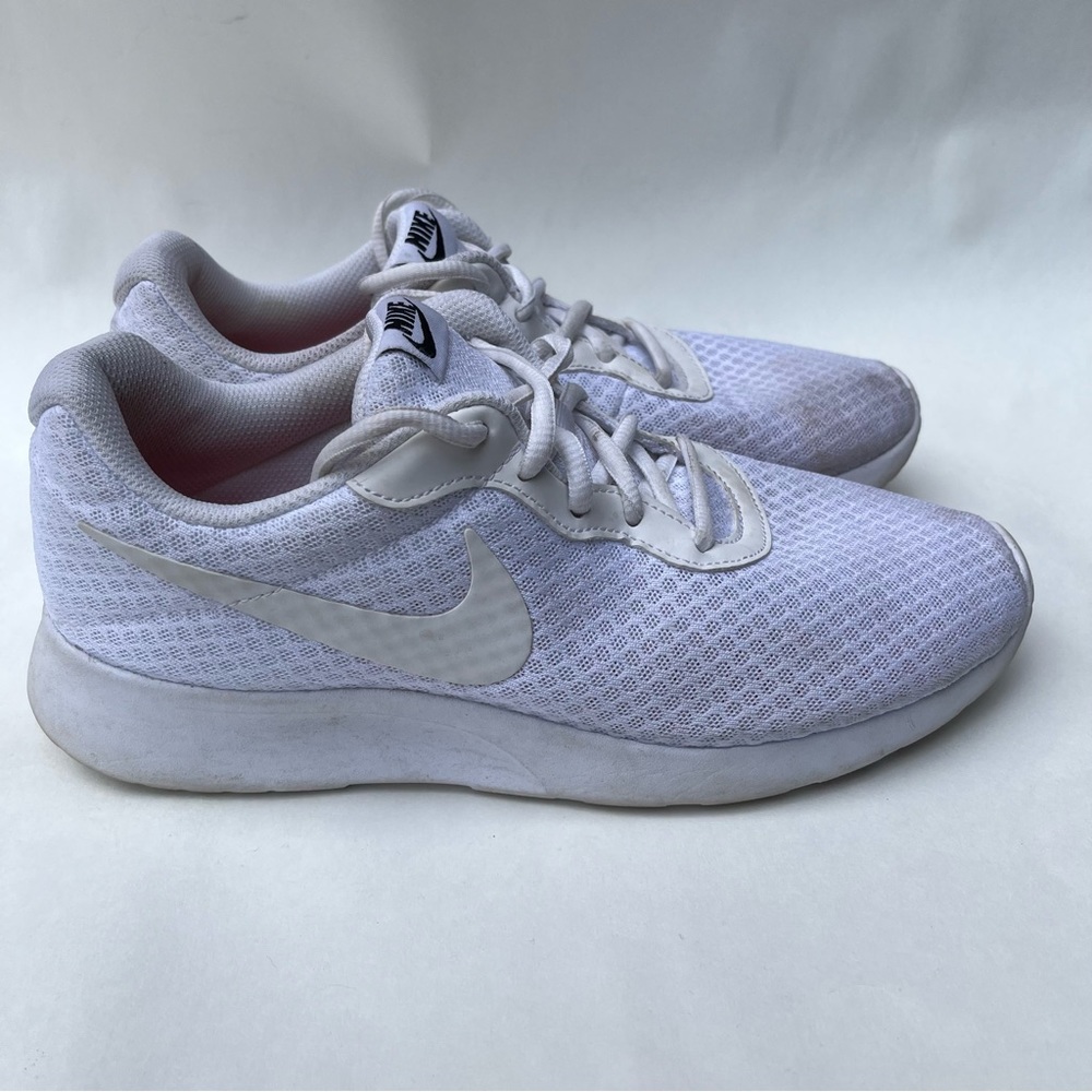 🏔️ Nike Women’s White Tanjun Running Shoes Size 9